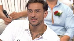 Lorenzo anuncia que es el nuevo soltero de 'Amor... ¡O lo que surja!' y Laura reacciona