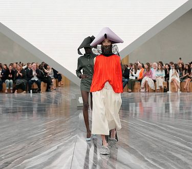Paris Fashion Week SS26: Dior, il debutto surrealista di Jonathan Anderson