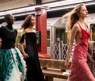 Chanel Métiers d’Art nella metropolitana di New York: Matthieu Blazy accende la nuova era della Maison
