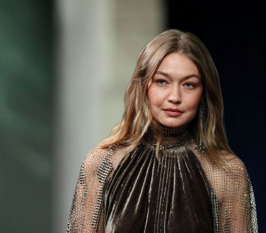 New York Fashion Week FW2627: come Ralph Lauren con Gigi Hadid riscrive i codici dell’abito da sera  