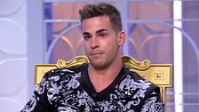 P2608 - Álex, presionado por sus pretendientas