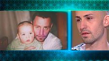 Le dijeron que sus padres le abandonaron y ahora descubre la verdad de su pasado