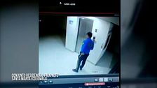 Las cámaras de seguridad le graban hablando con un fantasma