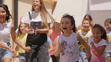 ‘Volando voy’ reforma el precioso patio de una escuela rural que llevaba 50 años cerrada
