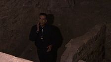 Alguien advierte a Aldo Linares durante el aislamiento en el castillo de Calatrava