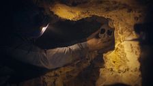 Desentierran un cráneo en una cueva española y comienza la maldición