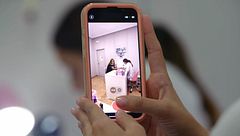 Marisol le hace firmar un contrato a Graciela y graban un vídeo
