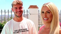 María y David muestran la enorme zona exterior de su casa y recuerdan sus encuentros en la piscina