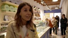 La actriz Ruth Llopis nos enseña las mejores ensaimadas de Menorca y no puede evitar emocionarse: “Me recuerda a…”