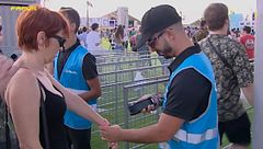 La cara B del negocio de las pulseras 'cashless' en los festivales como método único de pago