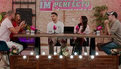 Marta y Tony cotillean el móvil de Claudia y Mario y descubren sus conversaciones más picantes: "Me dice muchas guarradas"