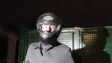 Cándido Conde-Pumpido reaparece haciéndose pasar por un repartidor de comida rápida tras ser acusado de agresión sexual