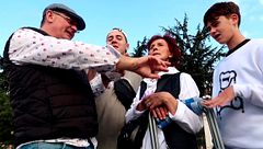 Los Cyrus visitan la Cibeles y Juan Manuel avergüenza a sus hijos cantando el himno del Madrid