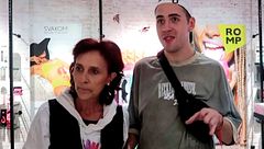 Jorge Cyrus lleva a su madre a un ‘sex shop’ para regalarle un juguete sexual