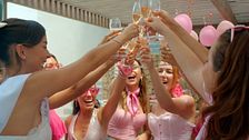 Risas, música y mucho rosa: así fue la 'Barbie Party' de Paddy y sus amigas
