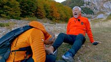 Jesús Calleja le corta las uñas de los pies a Carlos Sobera: ¡y sorprende intentando hacerlo con los dientes!