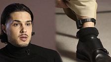 Carlo Costanzia muestra la pulsera telemática que lleva y aclara qué delito ha cometido
