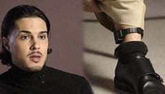 Carlo Costanzia muestra la pulsera telemática que lleva y aclara qué delito ha cometido