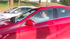 Sonriente y algo nervioso: así llegó José Luis Martínez-Almedia a su fiesta de compromiso con Teresa Urquijo