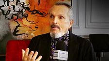 Miguel Bosé habla de las críticas que recibió en el pasado y de sus planes de futuro: "Mis hijos mandan en mi vida"