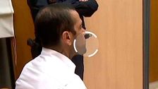 Lo que dice el lenguaje no verbal de Dani Alves en el juicio: "Hay una mirada introspectiva, está pensando en algo que le afecta"