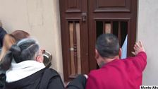 Guerra abierta entre los vecinos de un pueblo de A Coruña y los okupas: la Policía tiene que intervenir