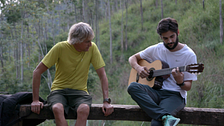 Álvaro Rico se arranca a cantar y tocar la guitarra ante la petición de Jesús Calleja: este ha sido el momento