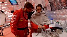 Cómo se come y duerme en el espacio: La vida en Marte, al descubierto en 'Planeta Calleja'