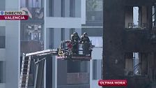 Última hora del incendio de Valencia | Bomberos y policía científica entran en el edificio: "Buscan a más víctimas"