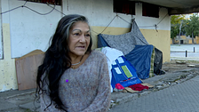 Ángela es prostituta y sin techo en las Tres Mil Viviendas y se emociona al hablar de su situación: “Pido que me arreglen mi paguita y me lleven a un albergue decente”