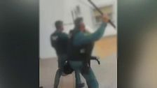 Tres guardias civiles resultan heridos en un tenso desalojo en Azuaga, Badajoz