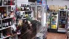 Una dependienta se juega la vida: se tira a la espalda de su atracador entre gritos y forcejeos