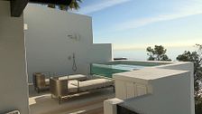 Vistas al Mediterráneo, piscinas desbordantes y a 20 metros de la playa: Así es un dúplex de lujo en la Milla de Oro de Marbella