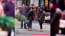 Jennifer López se hace viral al escupirle a su asistente un chicle en la mano: el polémico vídeo
