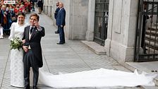 Primera imagen de Almeida y Teresa Urquijo como marido y mujer: "Ambos se han emocionado durante la ceremonia"