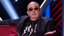 Las extrañas colecciones que Carlos Areces tiene en su casa: desde fotografías de muertos hasta discos de celebrities metidos a cantantes