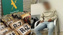 ‘Callejeros’ presencia la detención de un pasajero que transporta 25 kilos de cocaína en su maleta: Se enfrenta a entre 7 y 9 años de cárcel