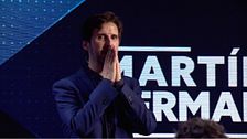 Julián López recibe una visita de lo más inesperada en 'Martínez y Hermanos' de algo muy importante para él