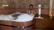 Bañarse en cerveza es posible y tiene grandes beneficios para la piel: exfoliación, hidratación y mucha relajación