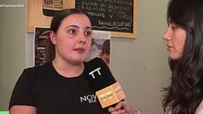 Una invasión de moscas en un pueblo de Galicia desespera a los vecinos: “Es inaguantable, llevamos así varios años”