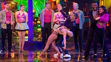 ¿Talento oculto? Dani Martínez sorprende en el estreno de 'Adivina qué hago' bailando salsa caleña: "Ya no tienes edad"