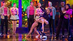 ¿Talento oculto? Dani Martínez sorprende en el estreno de 'Adivina qué hago' bailando salsa caleña: "Ya no tienes edad"
