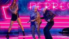 Dos abuelos de 71 y 76 años dejan a todos locos con su perreo extremo: "¡Hasta el suelo!"