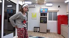 Andrea se agobia por el hambre en sus primeros minutos en 'Los vecinos de la casa de al lado'
