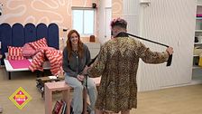 En el juego de arriesgar o besarse Julen decide arriesgarse y le hace un striptease a Mariona