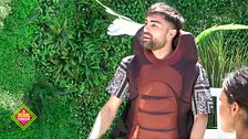 Álvaro se convierte en la cucaracha de la comunidad por decisión de los vecinos