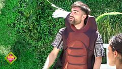 Álvaro se convierte en la cucaracha de la comunidad por decisión de los vecinos