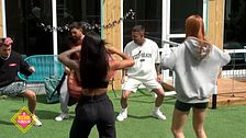 Julen improvisa una clase fitness para animar a sus compañeros