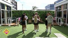 Los concursantes realizan una clase de baile de lo más sensual en el jardín
