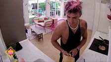 Julen demuestra su gran habilidad en la cocina con una suculenta tortilla
